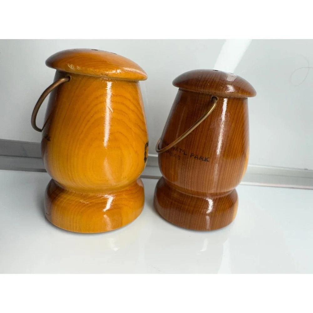Vintage Wooden Salt Pepper Shakers Virginia Maple‎ Leaf Design Souvenir Kitchen